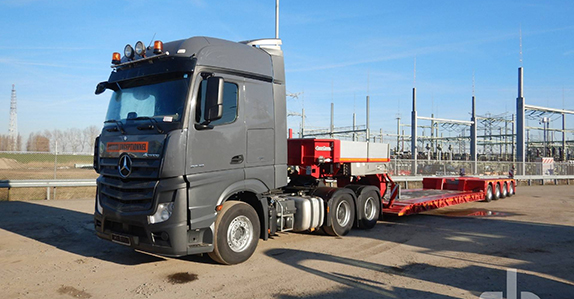 Combination truck with lowboy sold at Ritchie Bros. auction Combination truck with lowboy sold at Ritchie Bros. auction